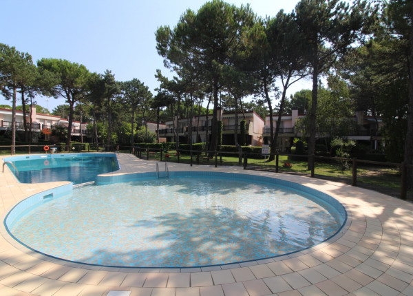 Rowhouse with swimming pool in Lignano Pineta